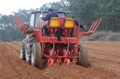 2AMSU RIDGING TYPE CASSAVA PLANTER